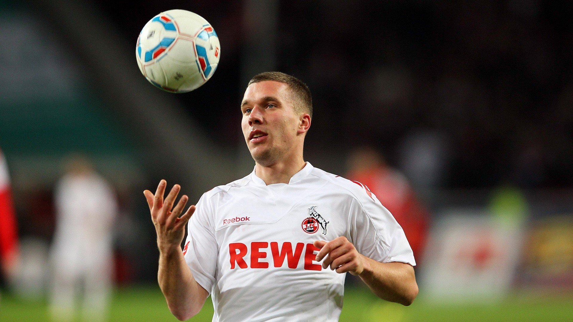 法国反曲弓选拔赛中，巴蒂斯特·阿迪斯和莉莎·巴贝林表现出色